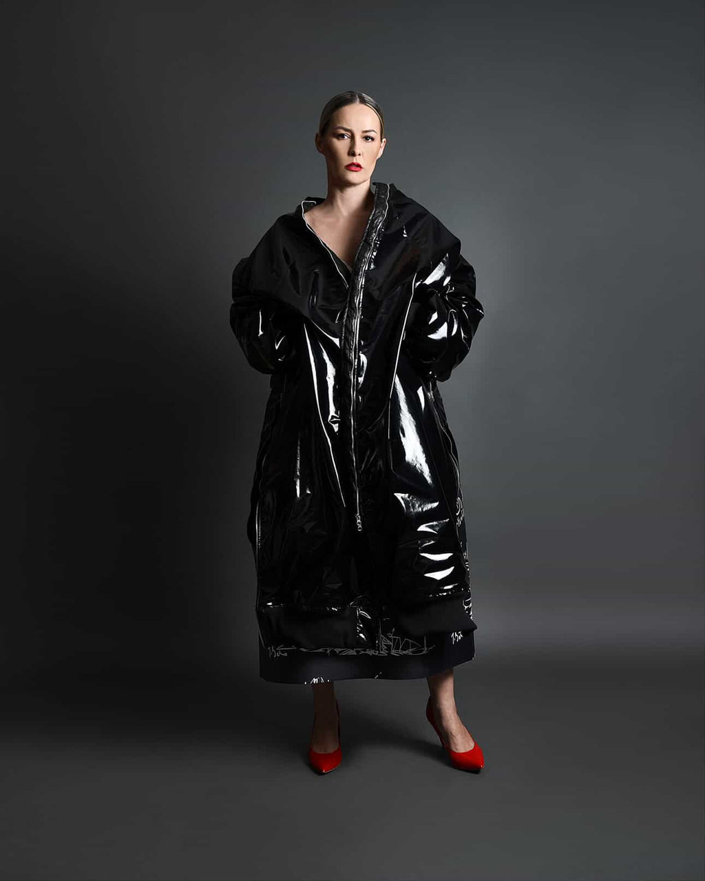 SCHWARZE BOMBERJACKE MIT ÜBERGRÖSSEM LOGO