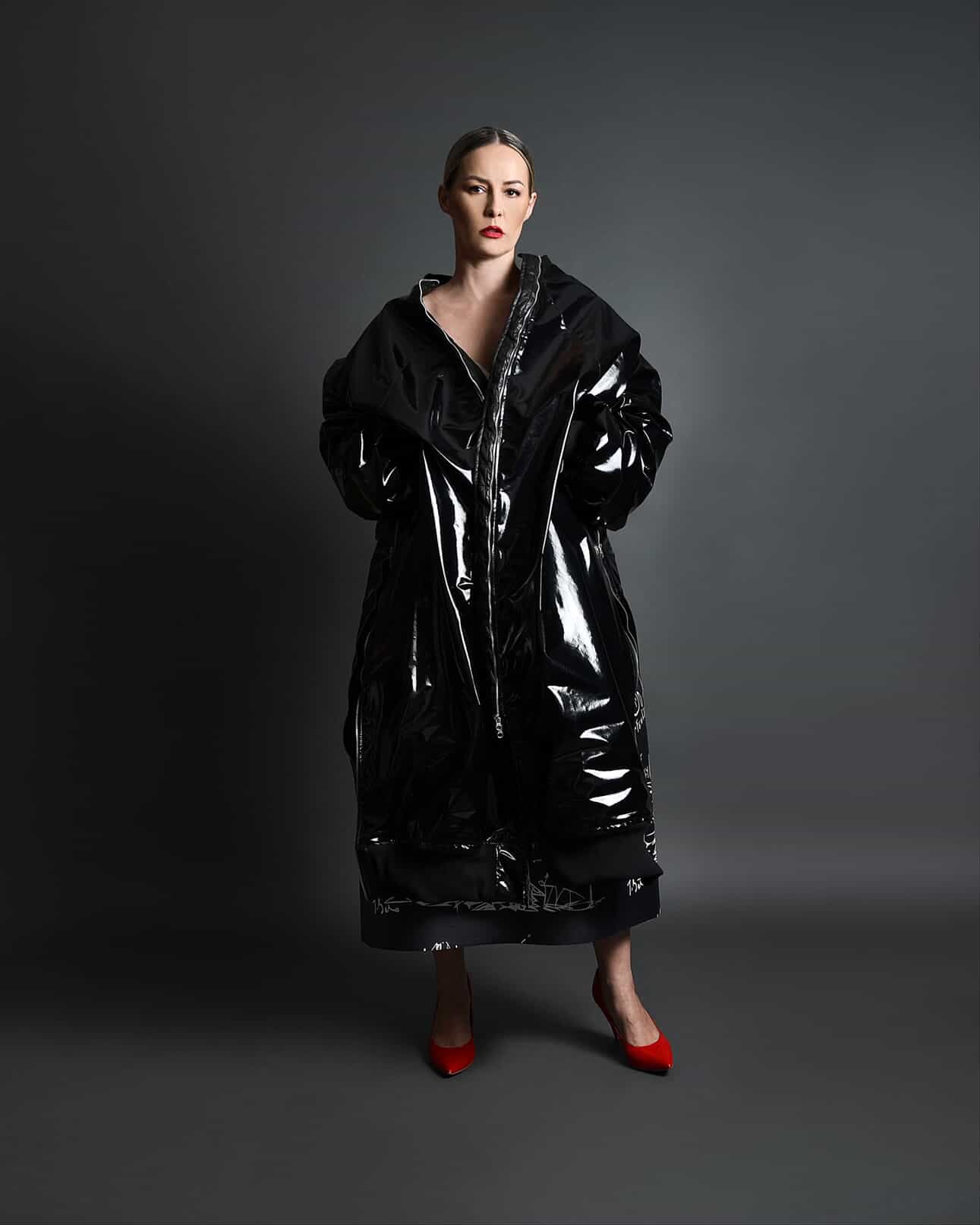 SCHWARZE BOMBERJACKE MIT ÜBERGRÖSSEM LOGO