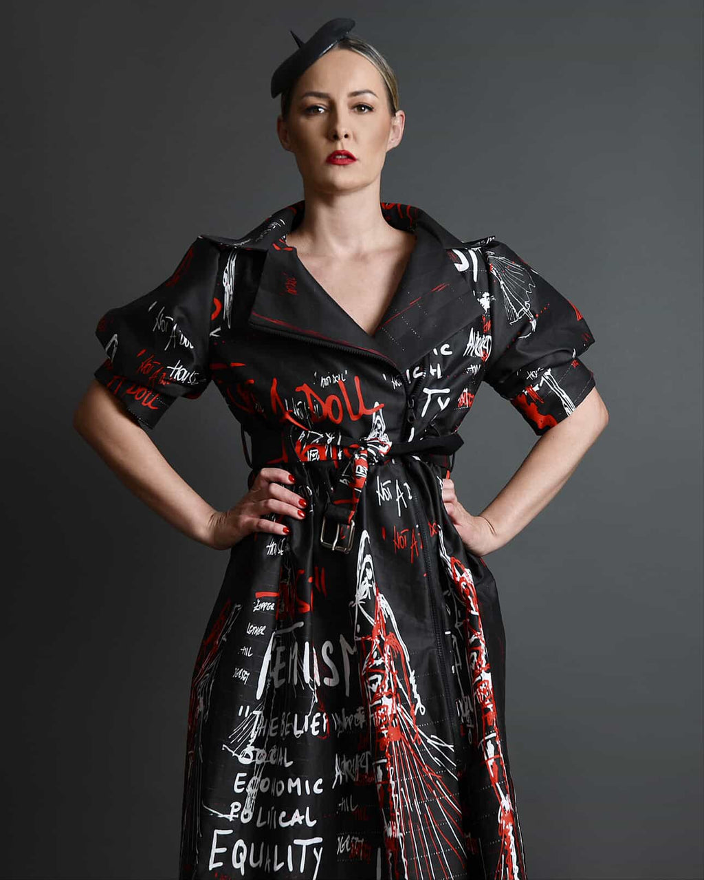 SCHWARZES BAUMWOLLKLEID MIT FEMINISTISCHEM PRINT (KURZÄRMEL)