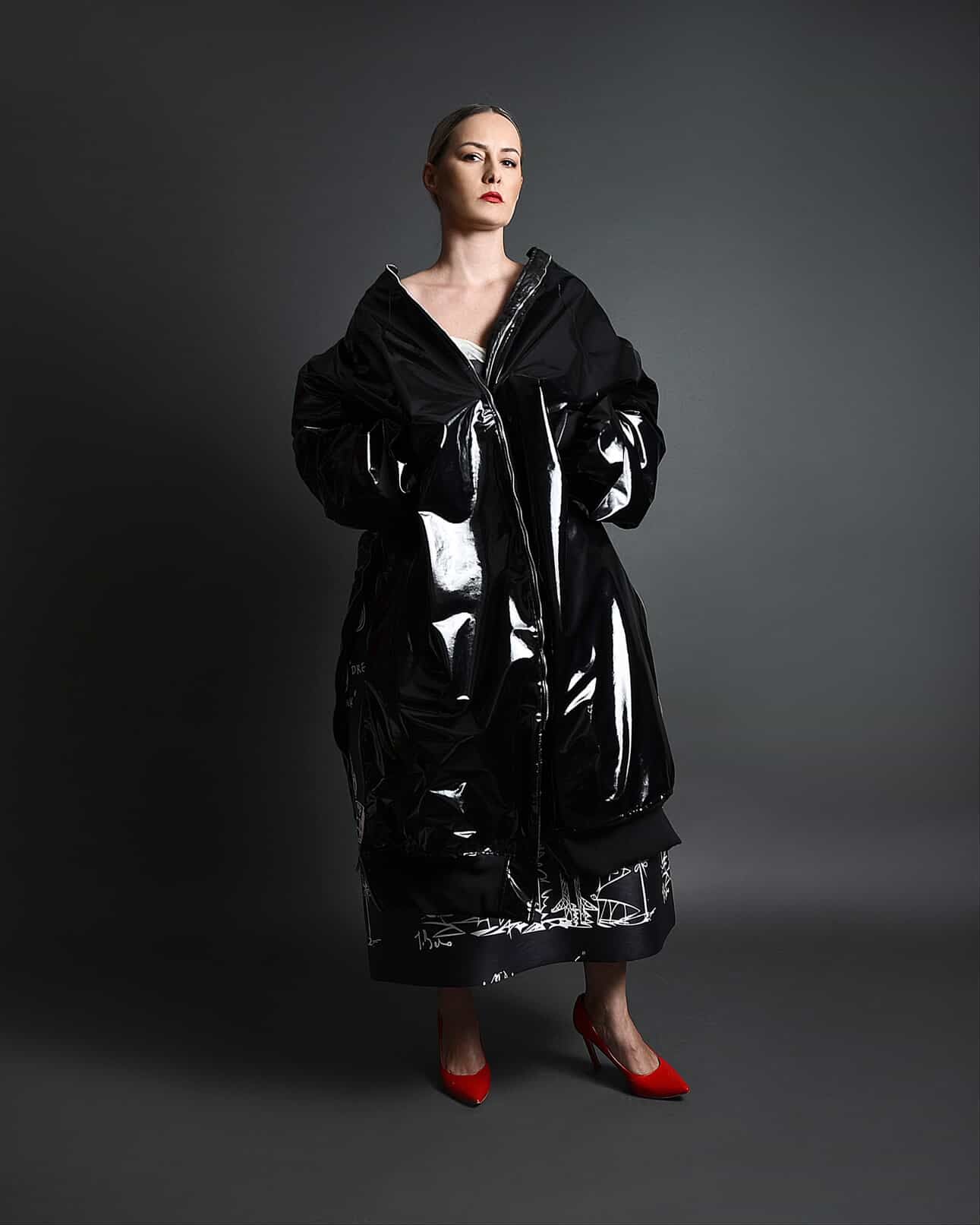 SCHWARZE BOMBERJACKE MIT ÜBERGRÖSSEM LOGO