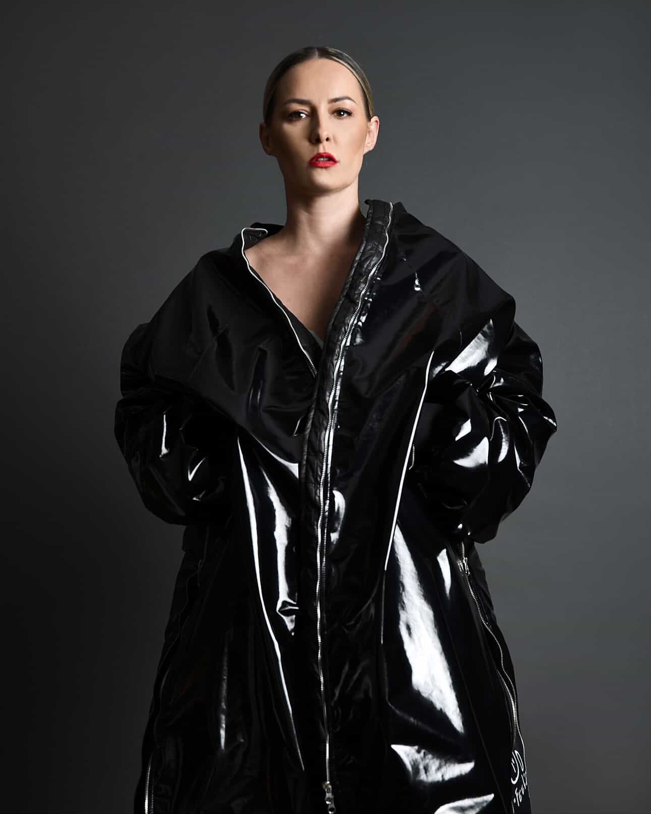 SCHWARZE BOMBERJACKE MIT ÜBERGRÖSSEM LOGO