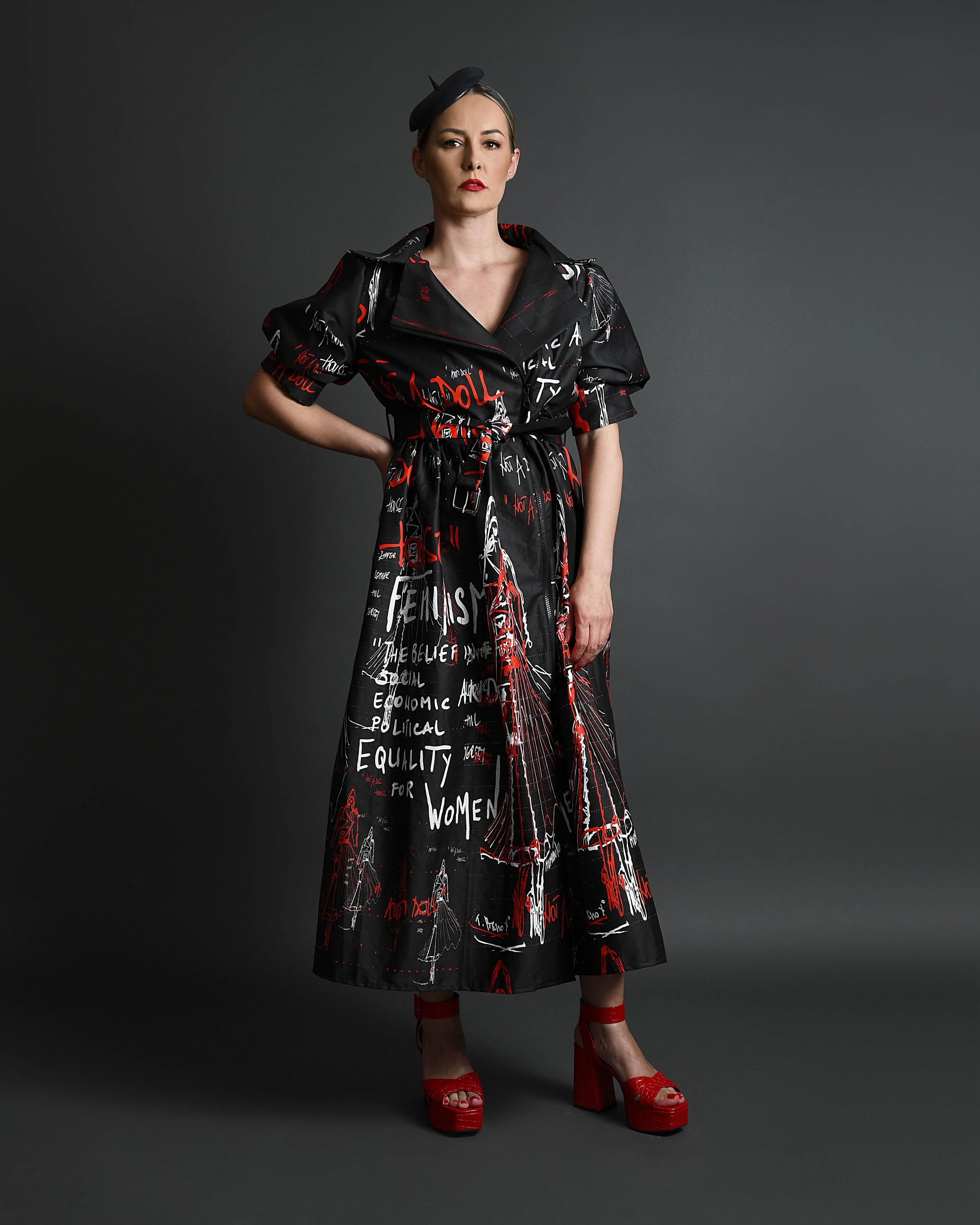 SCHWARZES BAUMWOLLKLEID MIT FEMINISTISCHEM PRINT (KURZÄRMEL)