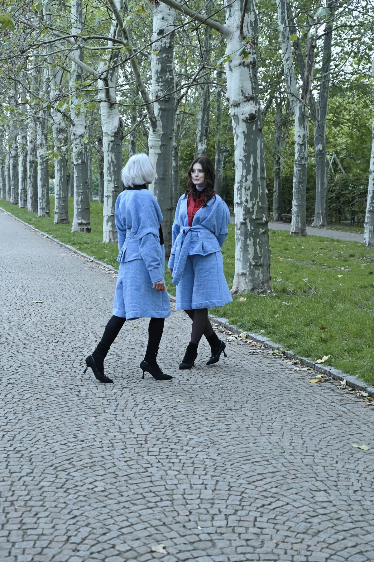 Hellblaue strukturierte Wickeljacke
