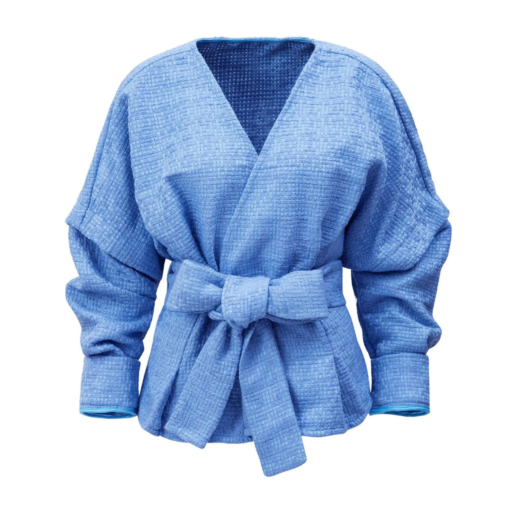 Hellblaue strukturierte Wickeljacke