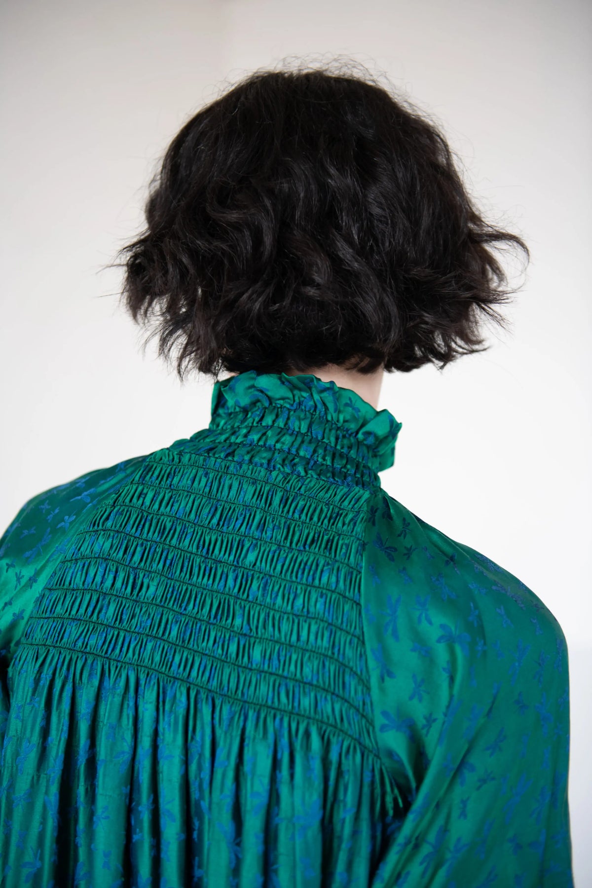 Grüne Seidenbluse mit Libellenmuster