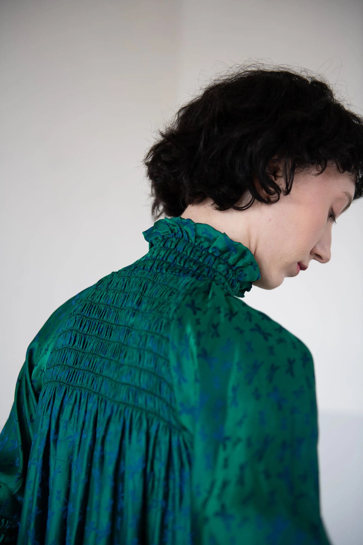 Grüne Seidenbluse mit Libellenmuster