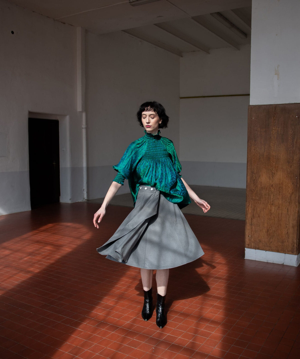 Grüne Seidenbluse mit Libellenmuster