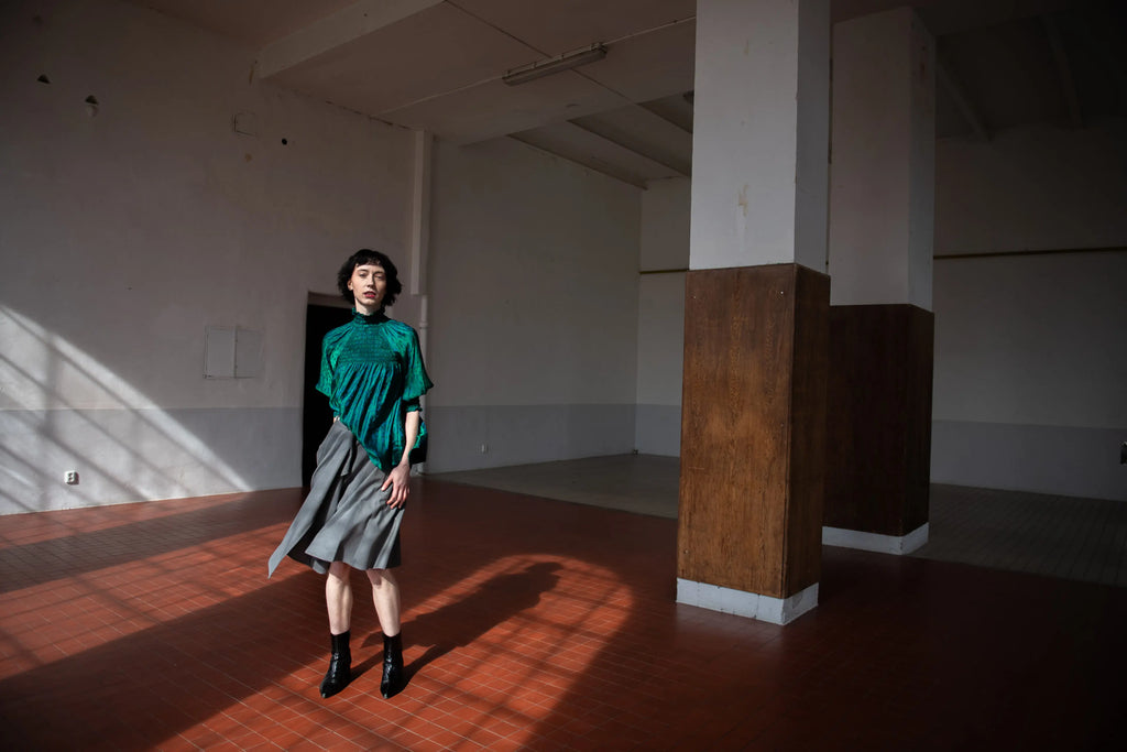 Grüne Seidenbluse mit Libellenmuster