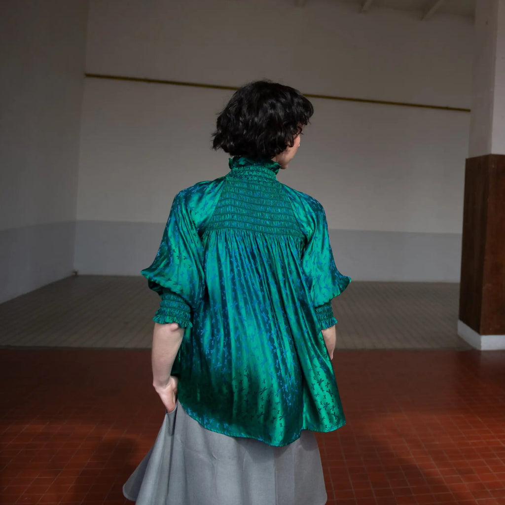 Grüne Seidenbluse mit Libellenmuster