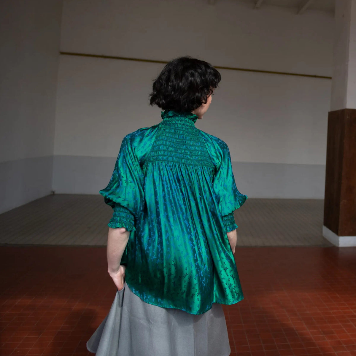 Grüne Seidenbluse mit Libellenmuster