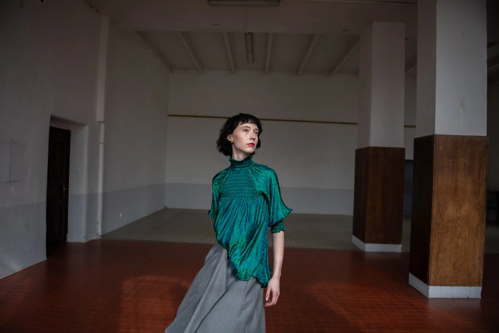 Grüne Seidenbluse mit Libellenmuster