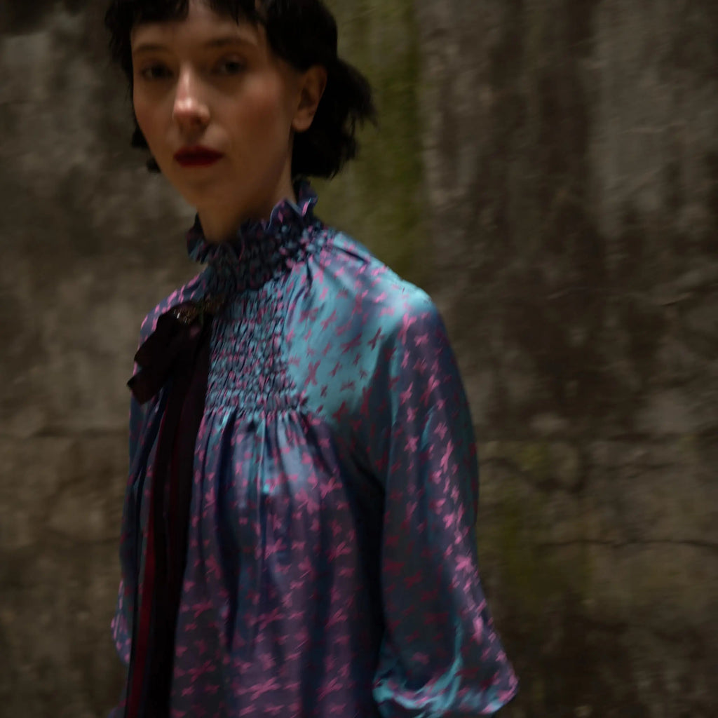Purple Rain Seidenbluse mit Libellenmuster
