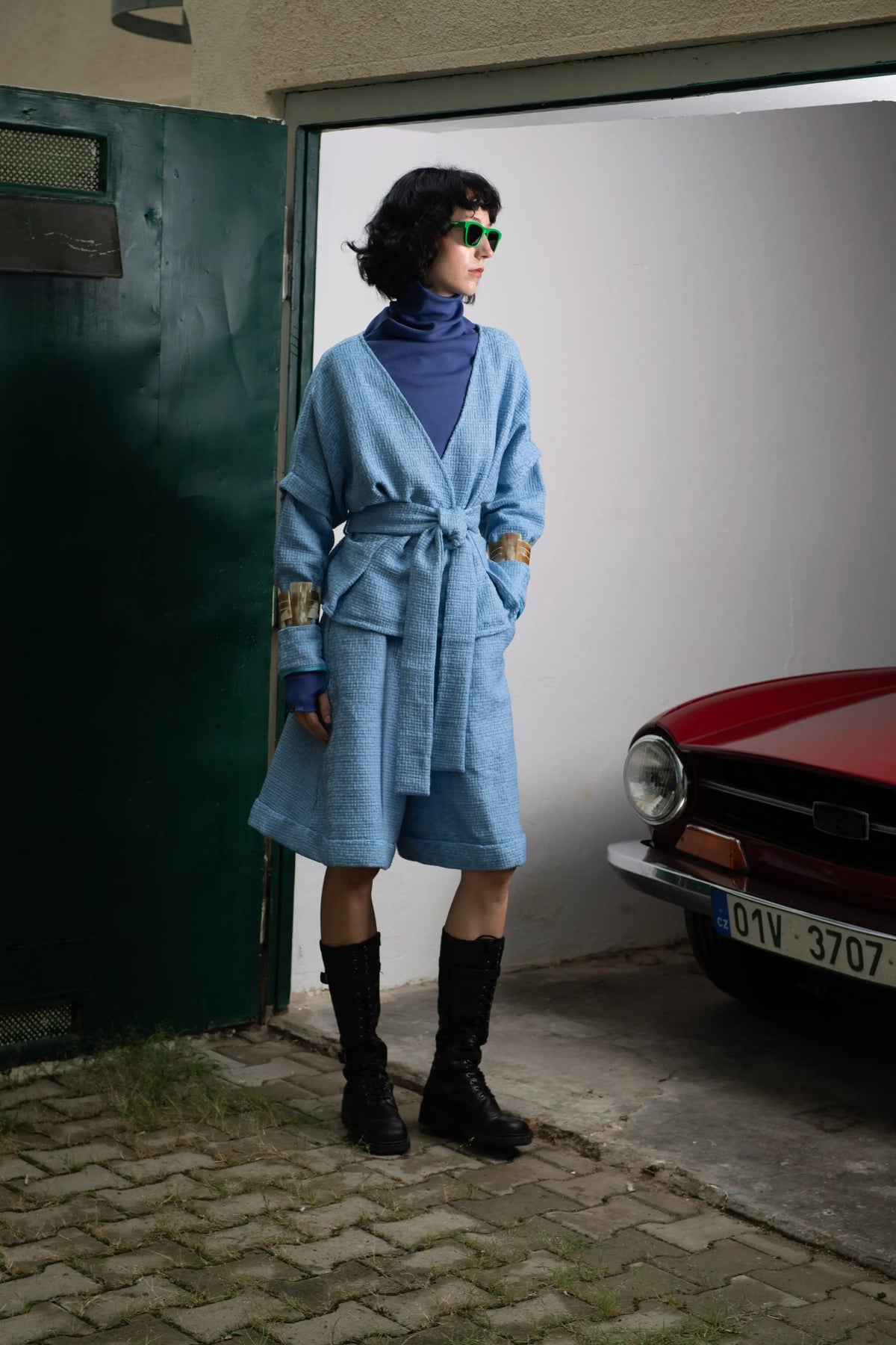 Hellblaue strukturierte Wickeljacke