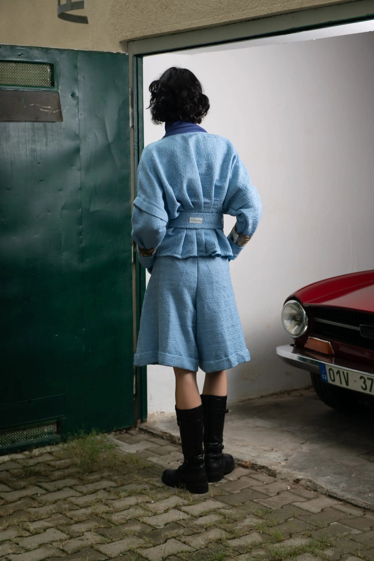 Hellblaue strukturierte Wickeljacke